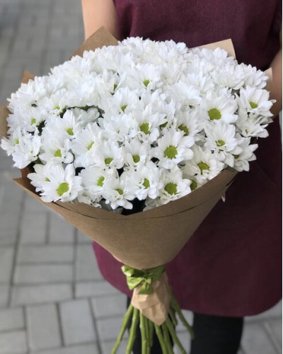 Букет из 25 кустовых хризантем в крафте купить с доставкой в Санкт-Петербурге